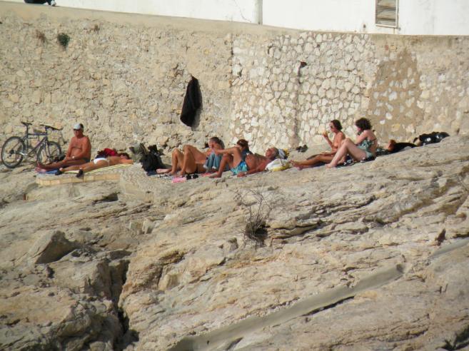 citadins prenant le soleil sur les rochers
